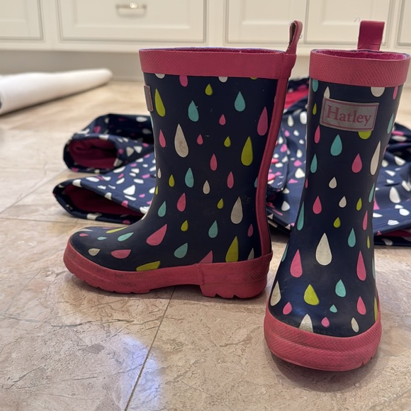 Hatley - size 4T raincoat and size 8 rain boots matching set - Picture 4 of 4